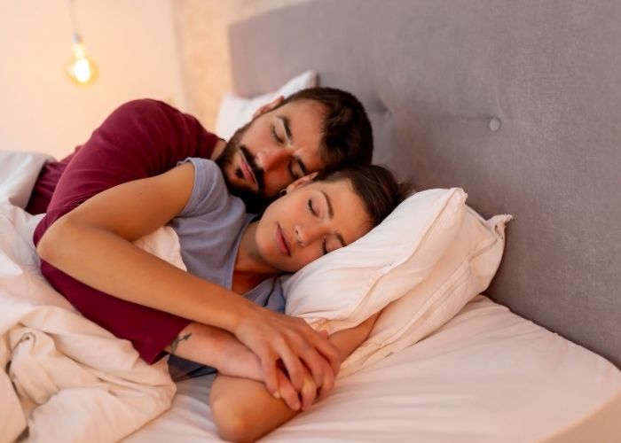 Posturas cómodas para dormir en pareja
